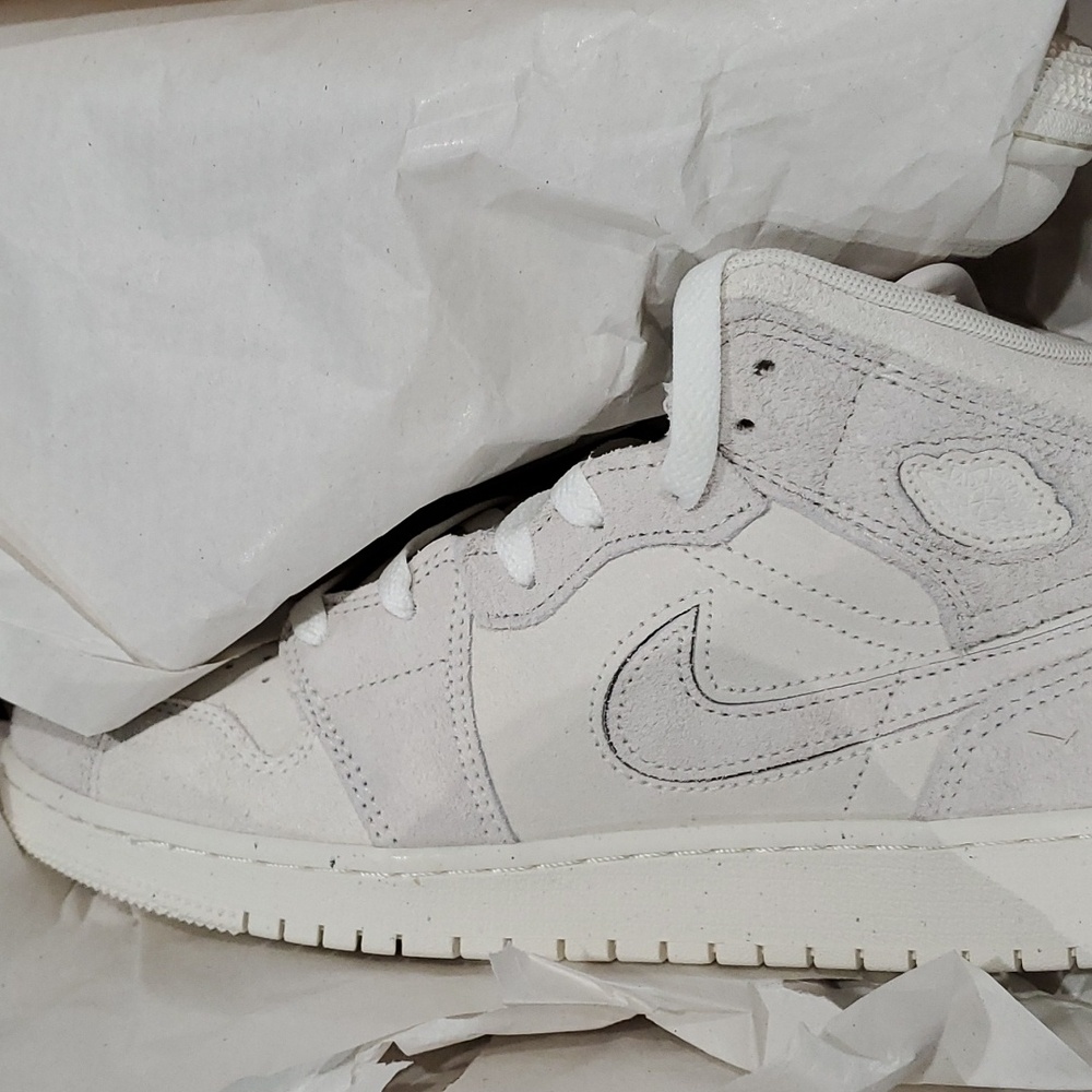 Air Jordan 1 mid in ivory